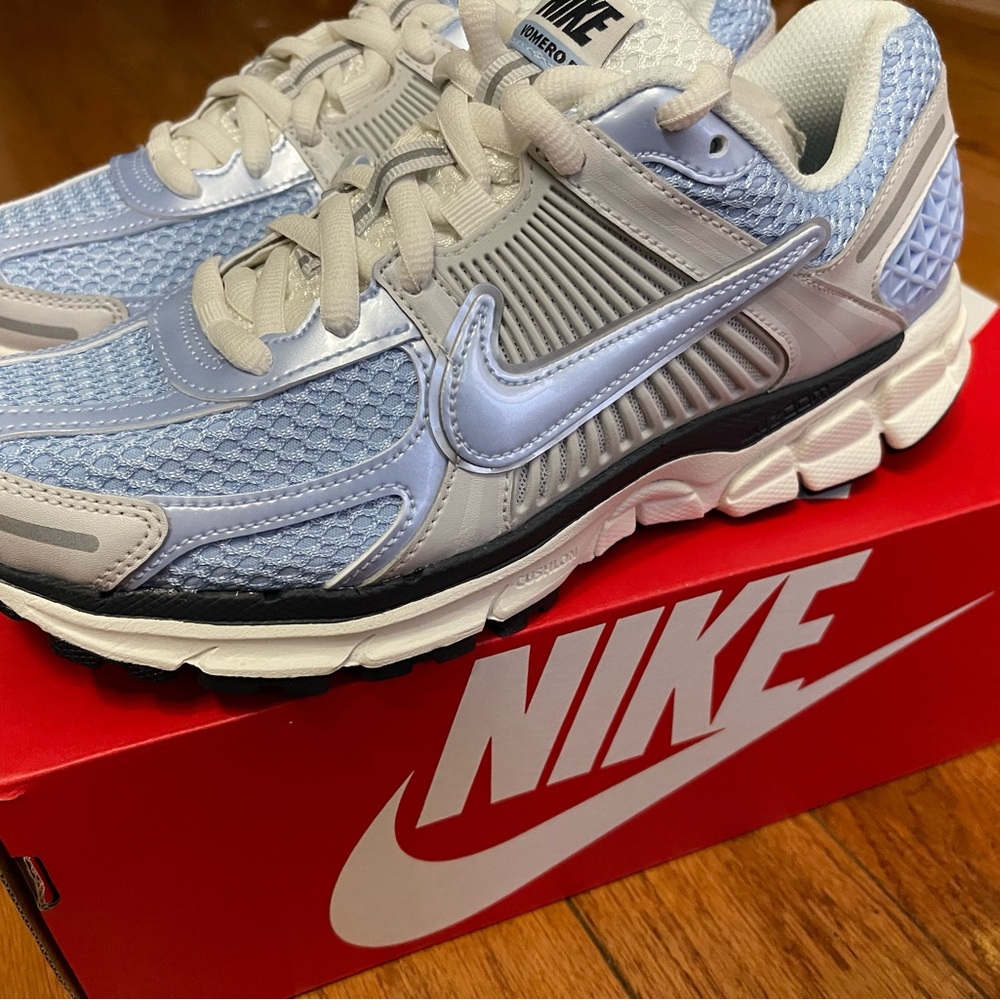 Nike - Picture 4 of 6